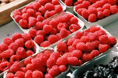 Çiftçi pazarından ahududu dolu kutular. Viyana