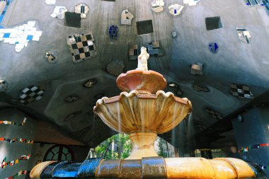 Viyana, Avusturya - 21 Eylül 2019: Hundertwasser Evi 'nin inanılmaz geniş açılı manzarası