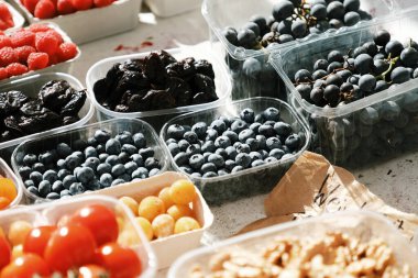 Çiftçi pazarından çilek ve fındık dolu kutular. Viyana