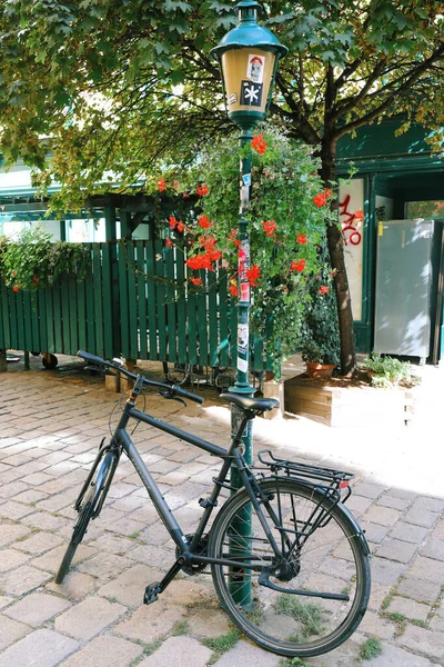 Rower stojący przy drzewie na wewnętrznym podwórku w pobliżu Mariahilfer Strasse — Zdjęcie stockowe