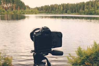Peyzaj fotoğrafçılığı: Orman Gölü 'nü çeken tripodun üzerindeki dslr kamera