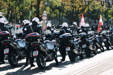 Viyana, Avusturya - 21 Eylül 2019: Bir çok Avusturyalı polis geçit töreninde bisiklete bindi