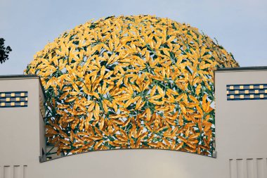 Viyana, Avusturya - 22 Eylül 2019: Gilt defne altın kubbe bölüm binasında ayrılıyor