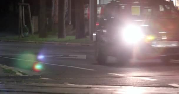 Viena, Austria - 23 de septiembre de 2019: Coches que conducen en la noche calles vienesas, hermosas luces — Vídeos de Stock