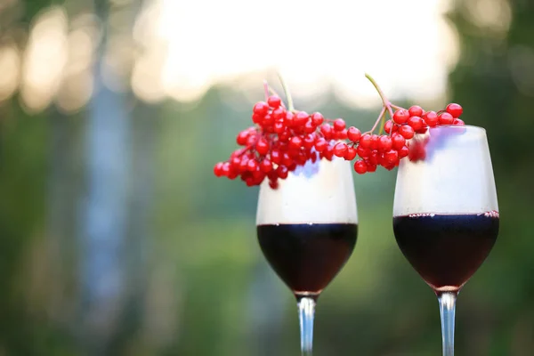 비부 르눔 딸기 다발이 담긴 두 잔의 포도주를 클로즈업하는 모습 — 스톡 사진