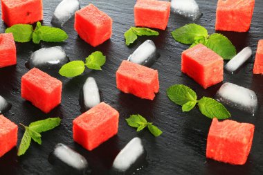 Naneli ve buzlu karpuz parçaları taze ve sulu bir kavram.