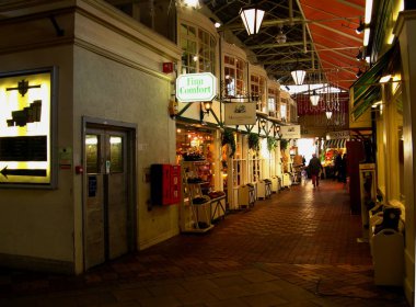 Oxford Pazarı. Ingiltere. Sonbahar. Ziyaretçiler ve alıcılar. 16 Ekim 2012 tarihinde çekilmiştir..