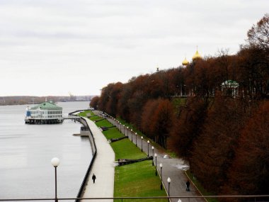 Ekim ayı sonunda Volga Nehri 'nin setini. Yaroslavl Rusya. Fotoğraf: 27 Ekim 2012.