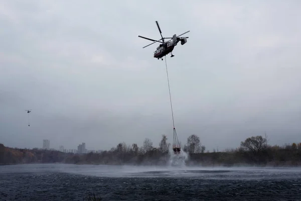 Водозабор Вертолетным Оборудованием Тушения Пожара Пожар Молодогвардейской Филевский Парк Москве — стоковое фото