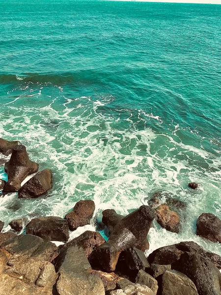 巨石下的海浪 — 图库照片