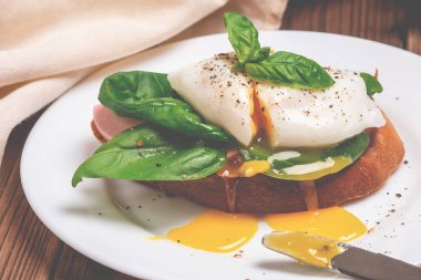 Kepekli ekmek tost ve basilicus ile haşlanmış yumurta ile sağlıklı kahvaltı.