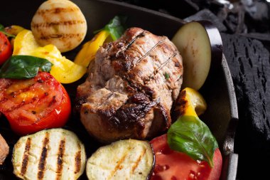 Izgara sebze ve et bir ızgarada kömüre pan. Üstten görünüm.