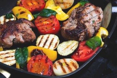 Izgara sebze ve et bir ızgarada kömüre pan. Tonda, yakın çekim. 