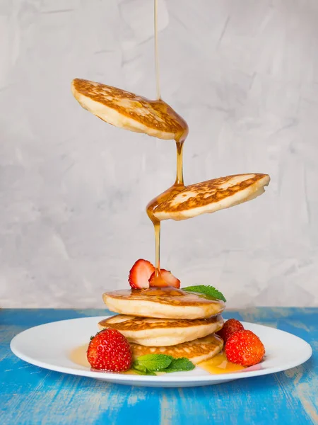 Flying Pancakes Honey Strawberries Vertical — Stock Photo, Image