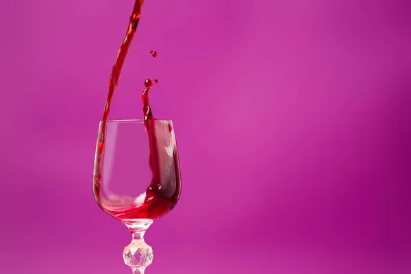 Vino Rosa Tinto Vierte Una Copa Con Salpicadura Copiar Espacio — Foto de Stock