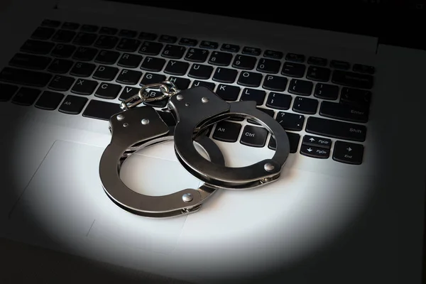 Kelepçe elektronik cihazlarda. Ağdaki suçların cezası.