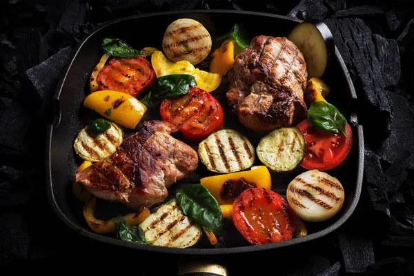 Izgara sebze ve et bir ızgarada kömüre pan. Üstten görünüm.
