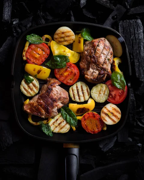 Izgara sebze ve et bir ızgarada kömüre pan. Üstten görünüm.