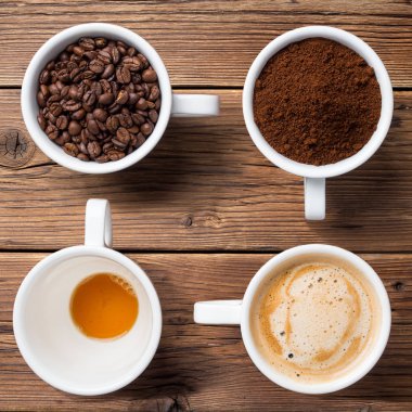 Kahve çekirdekleri, çekilmiş kahve, hazır kahve ve ahşap kurullarında boş bir kupa. Kare fotoğraf, üstten görünüm.