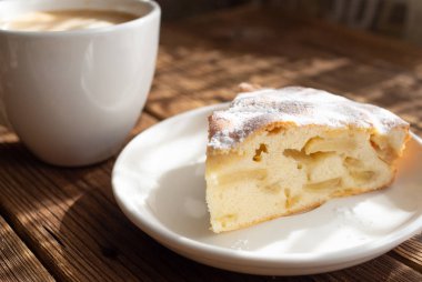 Lezzetli elmalı turta beyaz plaka ve kahve bir dilim