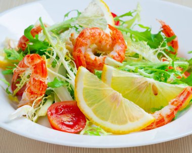 Roket salata, domates, beyaz bir tabak karides salatası. Yakın çekim