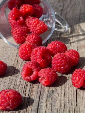 Ahududu ahşap bir yüzey üzerinde dağınık olduğunu