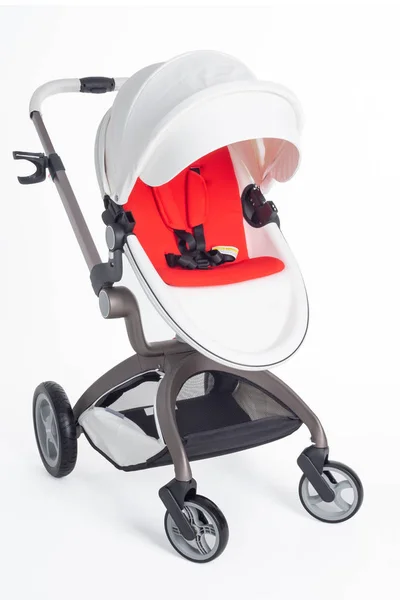 Beyaz arka plan üzerinde beyaz bebek arabası