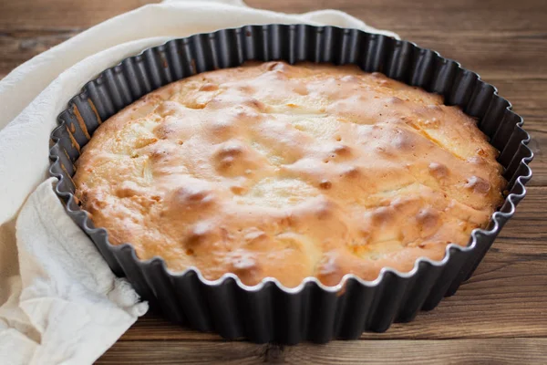 taze pişmiş kek üzerine ahşap masa