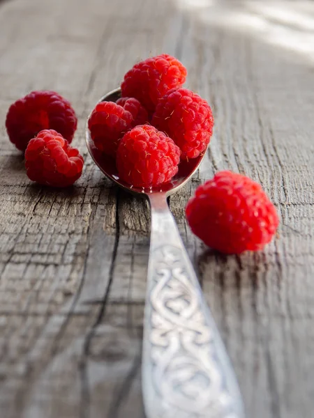 Rasberries Ένα Κουτάλι Στο Ξύλινο Πλαίσιο — Φωτογραφία Αρχείου