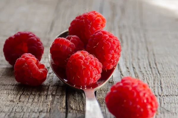 Rasberries Ложку Фоні Дерев Яні — стокове фото