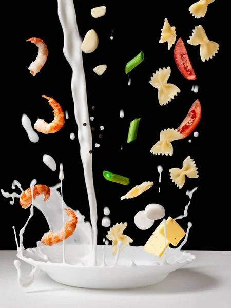 Makarna ferfalle karides ve krem peynir sos ile. Uçan maddeler.