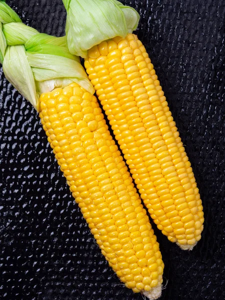 黒の背景 垂直に熟したトウモロコシ — ストック写真