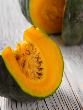 Masanın üzerinde bir parça balkabağı