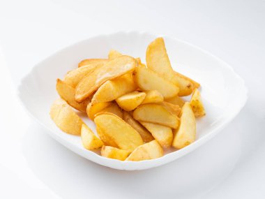 Beyaz arka planda kızarmış patates dilimleri.