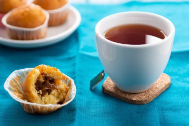 Bir fincan çay ve karamel sütlü kekler..