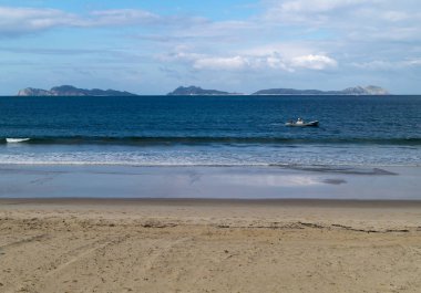 CIES Adaları fron Deep kumsalda, Vigo, İspanya, Pazar çalışıyor bir balıkçı