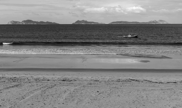 Ilhas Cies Fron Samil Beach Vigo Espanha Pescador Que Trabalha Fotos De Bancos De Imagens