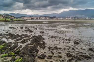 Düşük tide fırtına altında