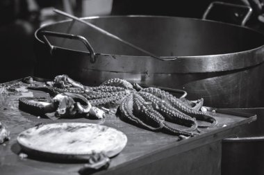Pulpo bir feira (ahtapot Galiçyaca tarzı). En geleneksel gıda, Galicia. Catoira, Galiçya (İspanya), geleneksel festival Vikingler günde çekilen fotoğraf.