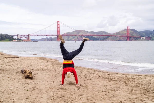 A testa in giù al Golden Gate — Foto Stock