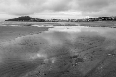 Siyah ve beyaz yansımalar