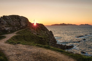 İspanya, Galiçya, Nigran 'daki Monteferro deniz fenerinde gün batımı