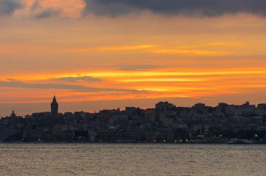 İstanbul silueti. İstanbul, Türkiye 'nin gün batımı görünümü