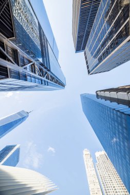 Manhattan 'da bir finans bölgesinde gökdelenler. New York, ABD. Modern gökdelenlerin cam duvarına bakış açısı.