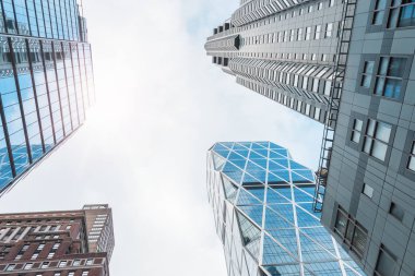 Manhattan 'da bir finans bölgesinde gökdelenler. New York, ABD. Modern gökdelenlerin cam duvarına bakış açısı.