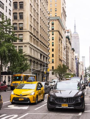NEW YORK, ABD - 23 Eylül 2018: FIFTH AVENUE (5. Cadde) New York 'un en ünlü caddesidir. 5. Cadde en çok rakipsiz bir alışveriş caddesi olarak bilinir. Manhattan, New York City, ABD.