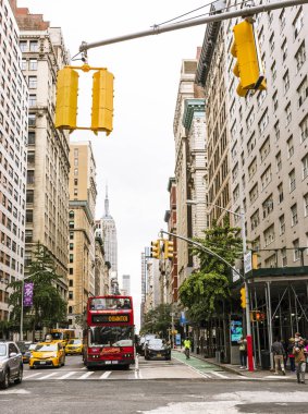 NEW YORK, ABD - 23 Eylül 2018: FIFTH AVENUE (5. Cadde) New York 'un en ünlü caddesidir. 5. Cadde en çok rakipsiz bir alışveriş caddesi olarak bilinir. Manhattan, New York City, ABD.