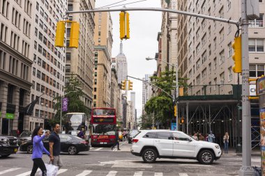 NEW YORK, ABD - 23 Eylül 2018: FIFTH AVENUE (5. Cadde) New York 'un en ünlü caddesidir. 5. Cadde en çok rakipsiz bir alışveriş caddesi olarak bilinir. Manhattan, New York City, ABD.