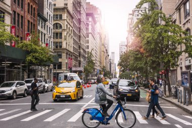 NEW YORK, ABD - 23 Eylül 2018: FIFTH AVENUE (5. Cadde) New York 'un en ünlü caddesidir. 5. Cadde en çok rakipsiz bir alışveriş caddesi olarak bilinir. Manhattan, New York City, ABD.