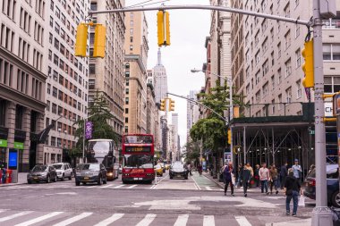 NEW YORK, ABD - 23 Eylül 2018: FIFTH AVENUE (5. Cadde) New York 'un en ünlü caddesidir. 5. Cadde en çok rakipsiz bir alışveriş caddesi olarak bilinir. Manhattan, New York City, ABD.